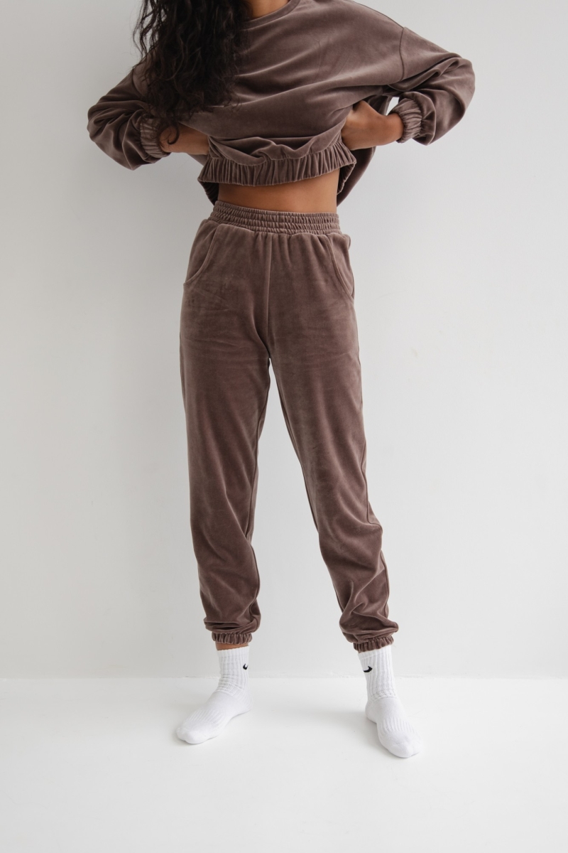 SPODNIE TYPU JOGGER WYKONANE Z WELURU W KOLORZE DEEP TAUPE - DISPLAY VELVET