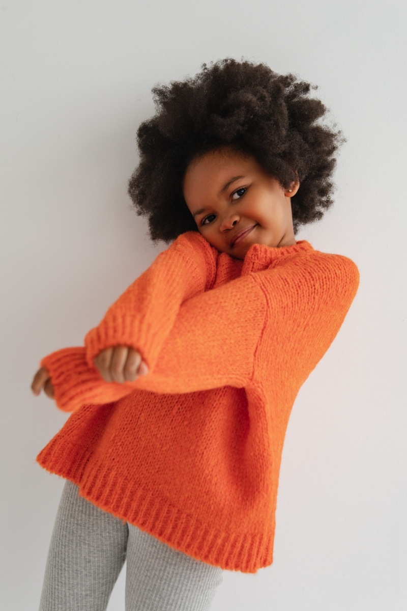 MINI Sweter oversize z bufiastym rękawem w kolorze FLAME ORANGE- RIVERO