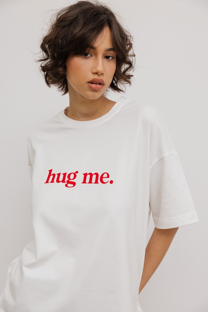 T-shirt z NADRUKIEM  w kolorze ECRU  - EAZY - HUG ME 