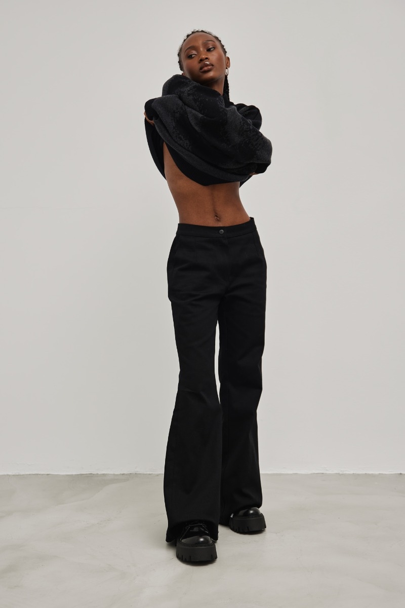 Bawełniane spodnie typu dzwony w kolorze DEEP  BLACK - ICONIC 