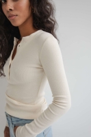 DOPASOWANY TOP Z DEKOLTEM NA ZATRZASKI W KOLORZE WARM BEIGE SKIN PEACH - MOODY NAP