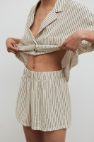 Szorty z wiskozy w paski w kolorze LIGHT BEIGE - SHELLY
