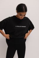 T-shirt typu oversize z HAFTEM w kolorze TOTALLY BLACK - EAZY