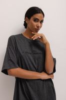 T-shirt typu oversize z HAFTEM w kolorze GRAPHITE - EAZY