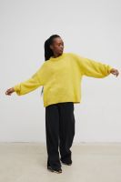Sweter oversize z bufiastymi rękawami w kolorze LEMON - RIVERO