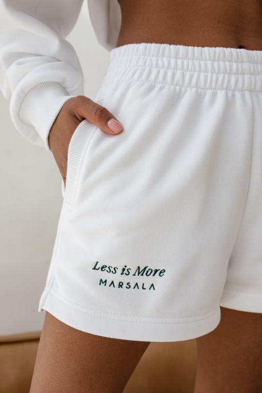 Szorty z dzianiny dresowej z haftem zielonym w kolorze CHEMICAL WHITE - LE PETIT