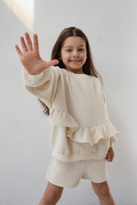 MINI BLUZA OVERSIZE Z FALBANKĄ Z DZIANINY WAFLOWEJ W KOLORZE BRIGHT BEIGE - ANGEL