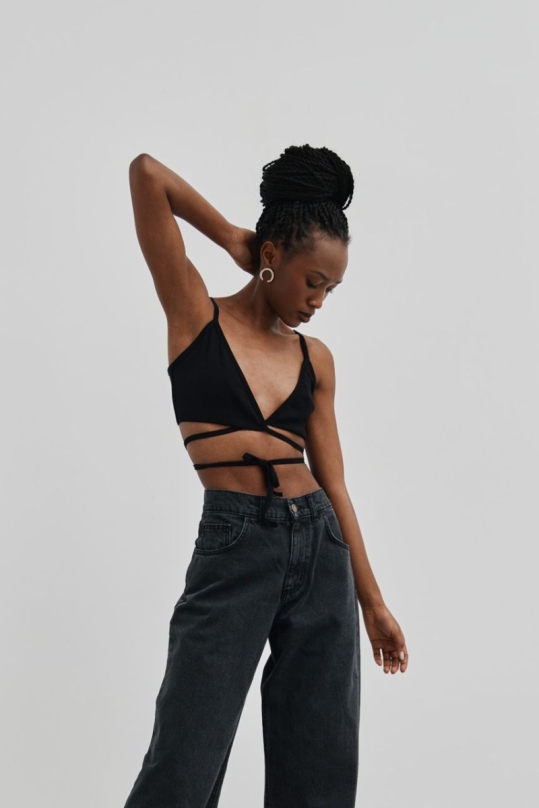 TOP wiązany w talii w kolorze TOTALLY BLACK - RIO