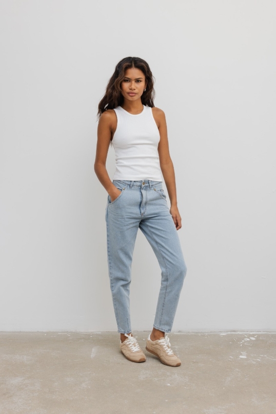 SPODNIE JEANSOWE TYPU MOM FIT W KOLORZE LIGHT BLUE JEANS - JUST