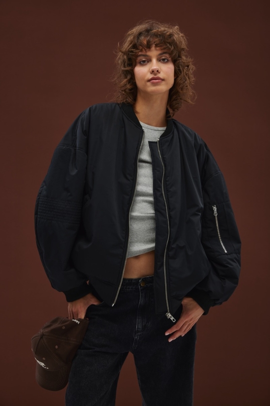 Kurtka bomberka z HAFTEM w kolorze TOTALLY BLACK - LOFT Kurtka bomberka z HAFTEM w kolorze TOTALLY BLACK - LOFT