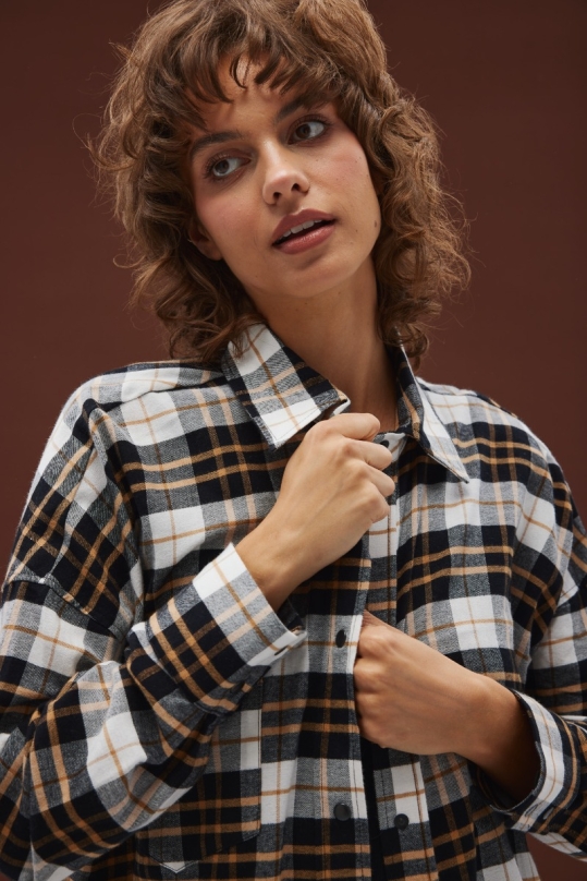 Koszula typu oversize w kratę CZARNO BEŻOWĄ - RENO Koszula typu oversize w kratę CZARNO BEŻOWĄ - RENO