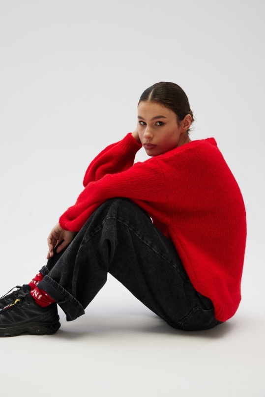 Sweter oversize z bufiastymi rękawami w kolorze INTENSE RED - RIVERO Sweter oversize z bufiastymi rękawami w kolorze INTENSE RED - RIVERO