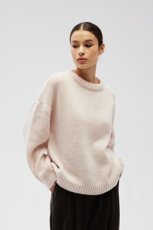 Sweter oversize z bufiastymi rękawami w kolorze STRAWBERRY FRAPPE  - RIVERO