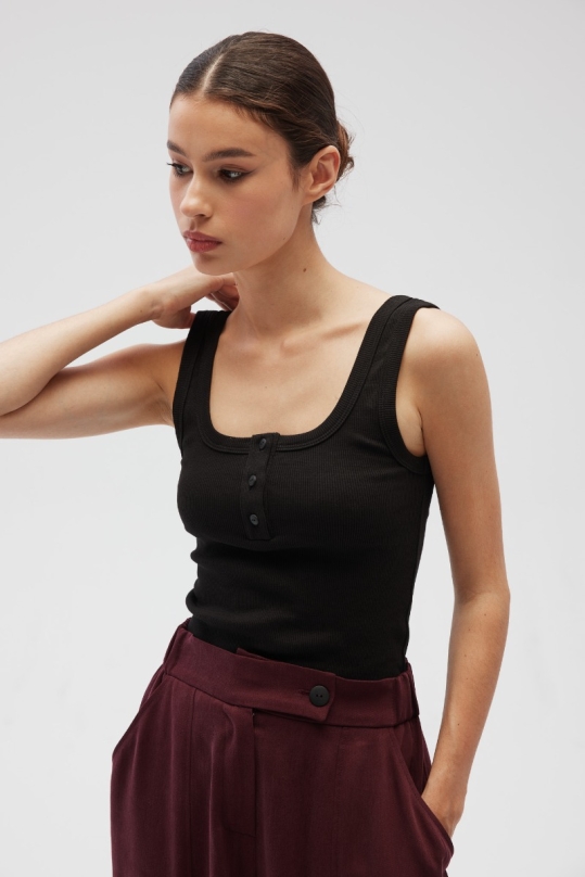 Top na ramiączkach z guzikami w kolorze BLACK - GLOWIN