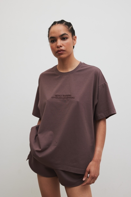 T-shirt typu oversize z HAFTEM w kolorze PURPLE TAUPE - RUST
