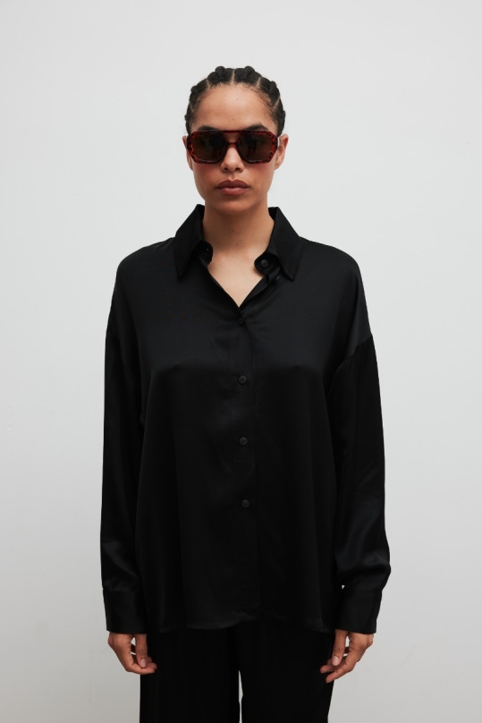 Luźna koszula z satyny w kolorze TOTALLY BLACK - LACERTA