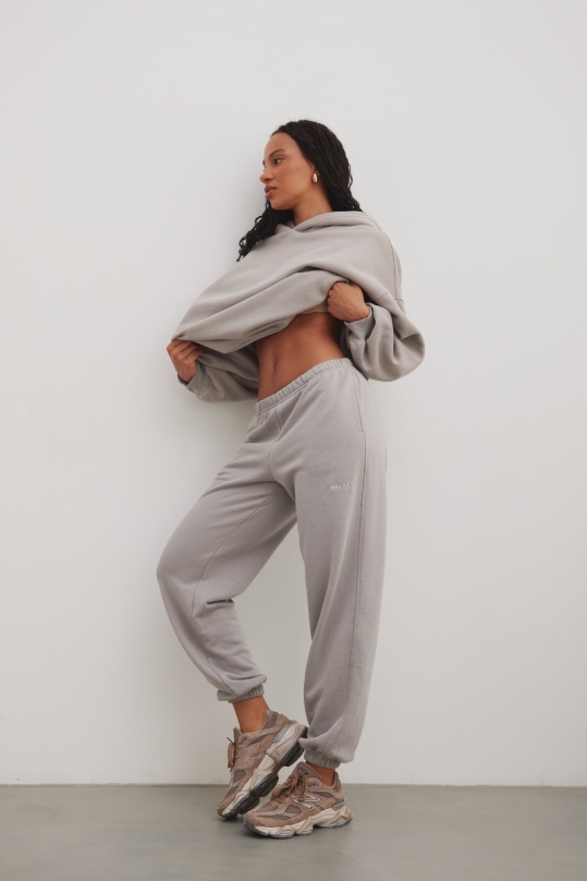 Spodnie typu jogger z HAFTEM  w kolorze GREY - NEVIS