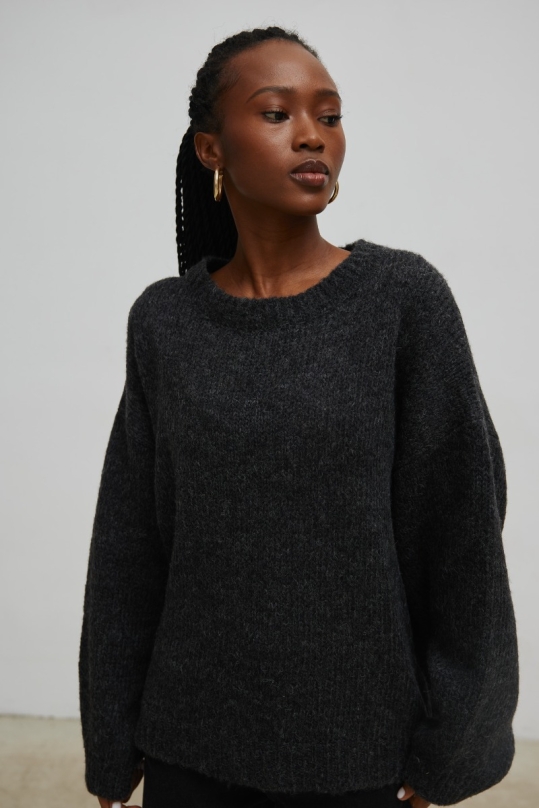 Sweter oversize z bufiastym rękawem GRAFITOWY - RIVERO Sweter oversize z bufiastym rękawem GRAFITOWY - RIVERO