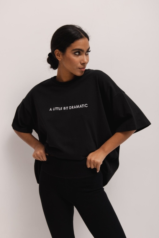 T-shirt typu oversize z HAFTEM w kolorze TOTALLY BLACK - EAZY T-shirt typu oversize z HAFTEM w kolorze TOTALLY BLACK - EAZY