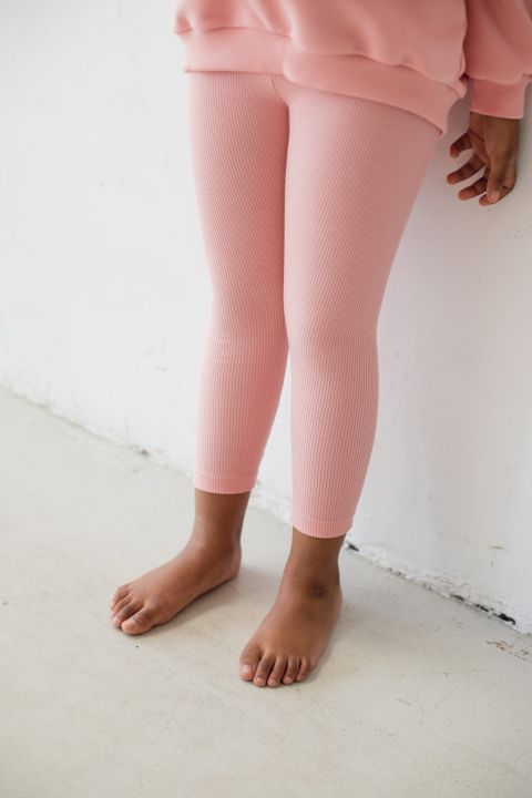 MINI legginsy z prążkowanej dzianiny w kolorze PASTEL PINK - HIPS