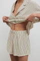 Szorty z wiskozy w paski w kolorze LIGHT BEIGE - SHELLY