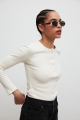 Dopasowany top z dekoltem na zatrzaski w kolorze BRIGHT BEIGE - MOODY NAP