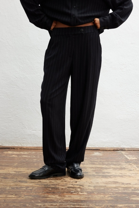 Eleganckie spodnie z przeszyciami W PASKI w kolorze BLACK - EMBER Eleganckie spodnie z przeszyciami W PASKI w kolorze BLACK - EMBER