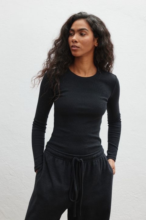 Dopasowany top z prązkowanej bawełny w kolorze DEEP GRAPHITE- COTTIE