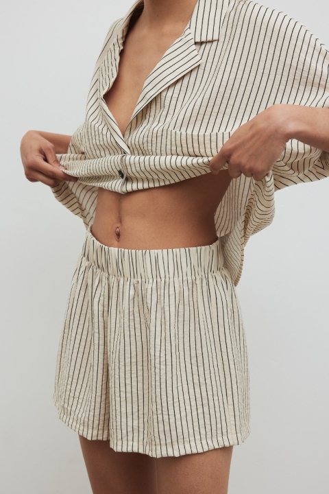 Szorty z wiskozy w paski w kolorze LIGHT BEIGE - SHELLY
