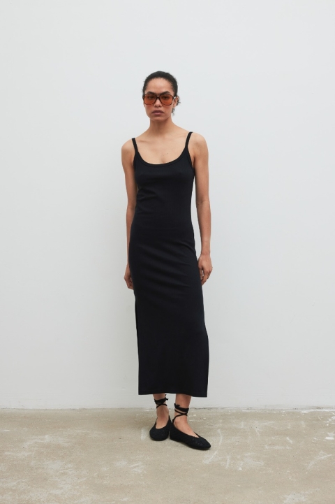 Sukienka na ramiączkach z prążkowanej dzianiny w kolorze TOTALLY BLACK - CARMEN MAXI