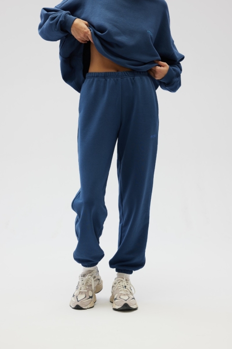 Spodnie typu jogger z HAFTEM w kolorze NAVY BLUE - NEVIS Spodnie typu jogger z HAFTEM w kolorze NAVY BLUE - NEVIS
