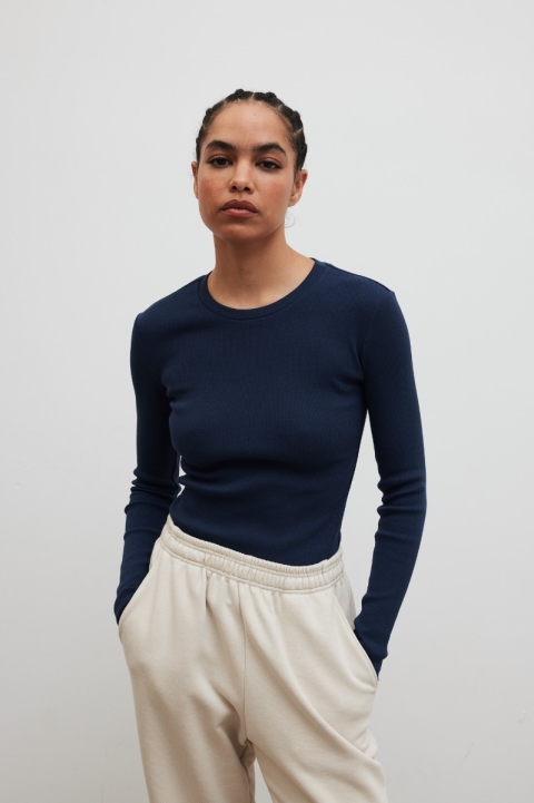 Dopasowany top z długim rękawem z prążkowanej dzianiny w kolorze NAVY BLUE - MOODY