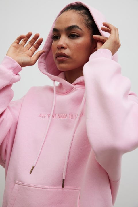 Bluza z kapturem oraz HAFTEM w kolorze MARSHMALLOW PINK - GARSON