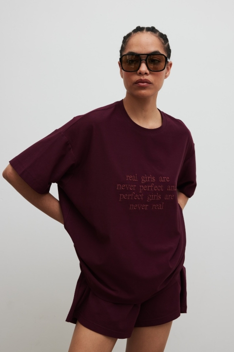 T-shirt typu oversize z HAFTEM w kolorze BURGUNDY - VERITE