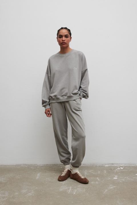 Spodnie typu jogger z HAFTEM w kolorze GREY PALOMA - NEVIS Spodnie typu jogger z HAFTEM w kolorze GREY PALOMA - NEVIS