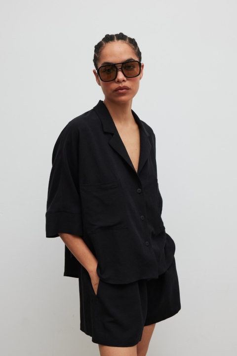 Krótka koszula z lnem w kolorze TOTALLY BLACK - TALA