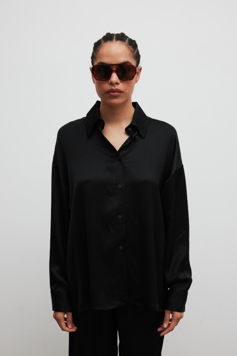 Luźna koszula z satyny w kolorze TOTALLY BLACK - LACERTA