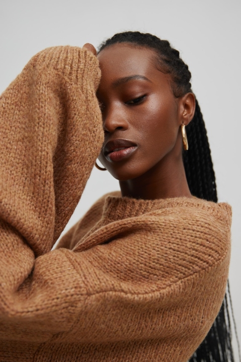 Sweter oversize z bufiastymi rękawami w kolorze  CAMEL - RIVERO