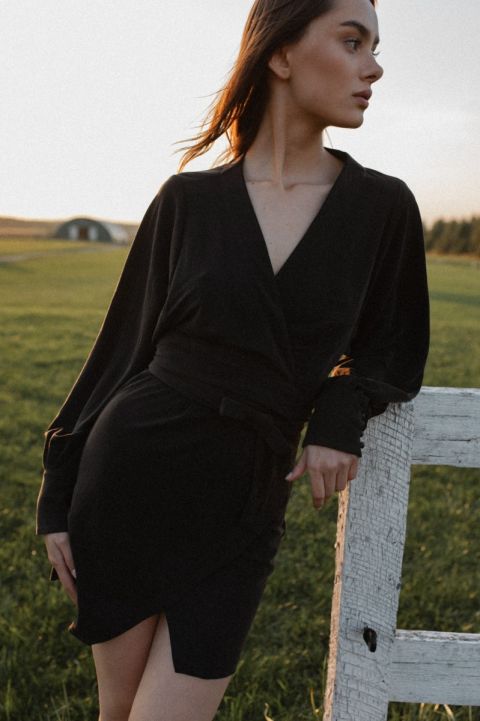 Elegancka sukienka na zakładkę w kolorze spranej czerni - SENTIMA