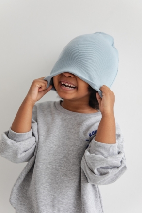 MINI CZAPKA Z DELIKATNEGO PRĄŻKA W KOLORZE POWDER BLUE - TRAVIS MINI
