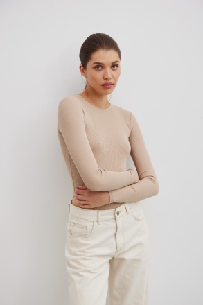 Dopasowane body z długim rękawem w kolorze BEIGE - RUE
