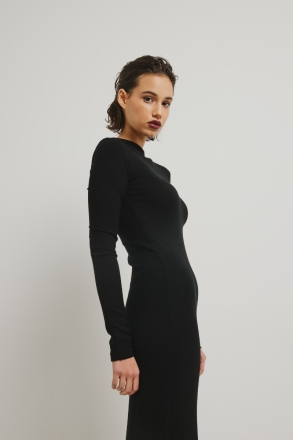 Gładka sukienka MAXI w kolorze TOTALLY BLACK - ARVENA