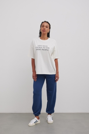 Tshirt typu oversize z NADRUKIEM w kolorze ECRU- QUOTES ENERGY