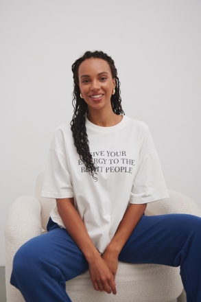 Tshirt typu oversize z NADRUKIEM w kolorze ECRU- QUOTES ENERGY