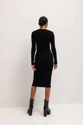 Sukienka wykonana z dzianiny z efektem SKIN PEACH w kolorze TOTALLY BLACK - SALMA