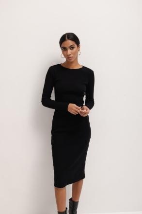 Sukienka wykonana z dzianiny z efektem SKIN PEACH w kolorze TOTALLY BLACK - SALMA