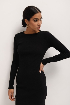 Sukienka wykonana z dzianiny z efektem SKIN PEACH w kolorze TOTALLY BLACK - SALMA