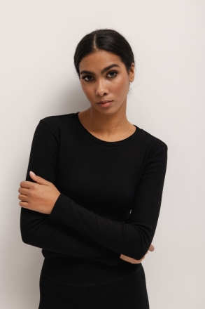 Dopasowany top z długim rękawem z dzianiny w kolorze DEEP BLACK skin peach - MOODY