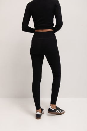 Dopasowany top z długim rękawem z dzianiny w kolorze DEEP BLACK skin peach - MOODY