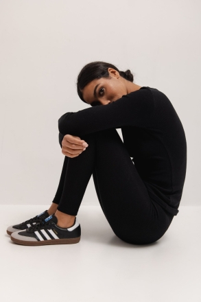 Dopasowany top z długim rękawem z dzianiny w kolorze DEEP BLACK skin peach - MOODY